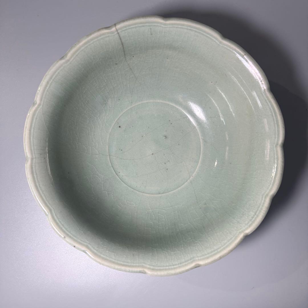 江戸中期　古波佐見　灰青色　青磁陽刻輪花形大鉢　直径31.2cm