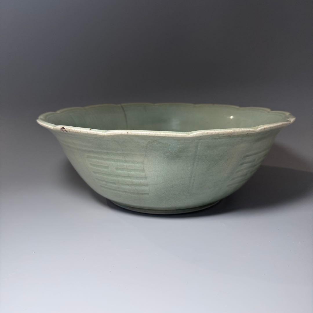 江戸中期　古波佐見　灰青色　青磁陽刻輪花形大鉢　直径31.2cm