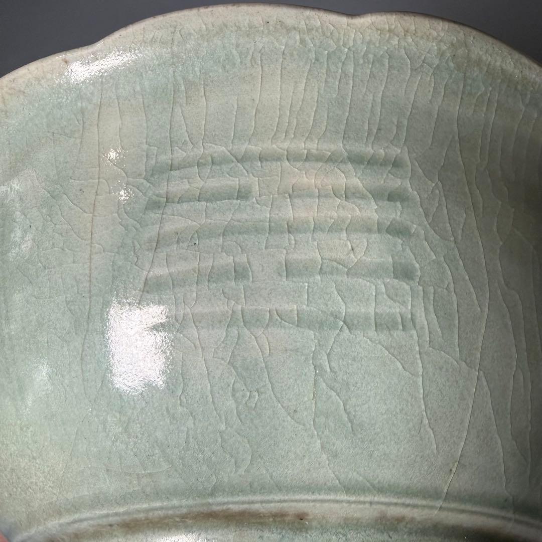 江戸中期　古波佐見　灰青色　青磁陽刻輪花形大鉢　直径31.2cm