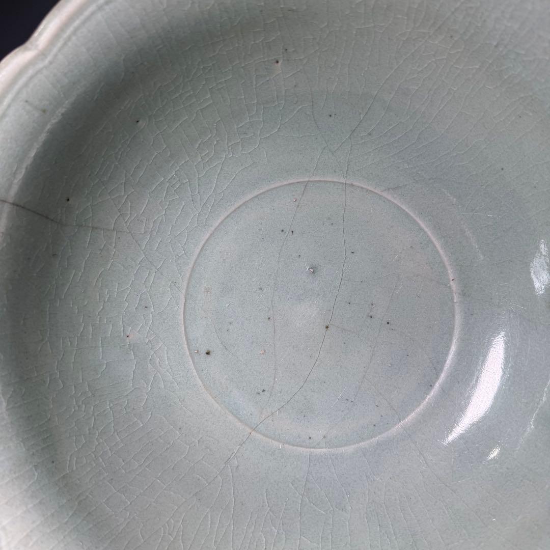 江戸中期　古波佐見　灰青色　青磁陽刻輪花形大鉢　直径31.2cm