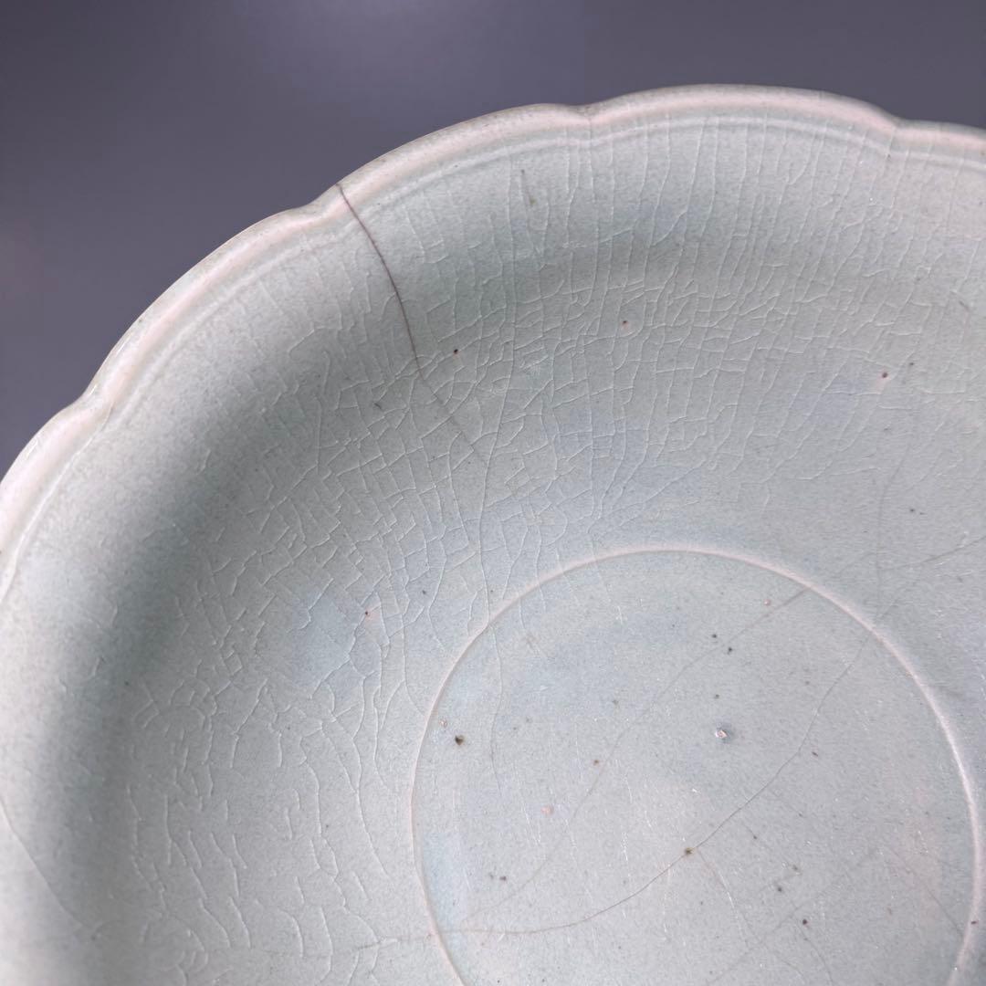 江戸中期　古波佐見　灰青色　青磁陽刻輪花形大鉢　直径31.2cm