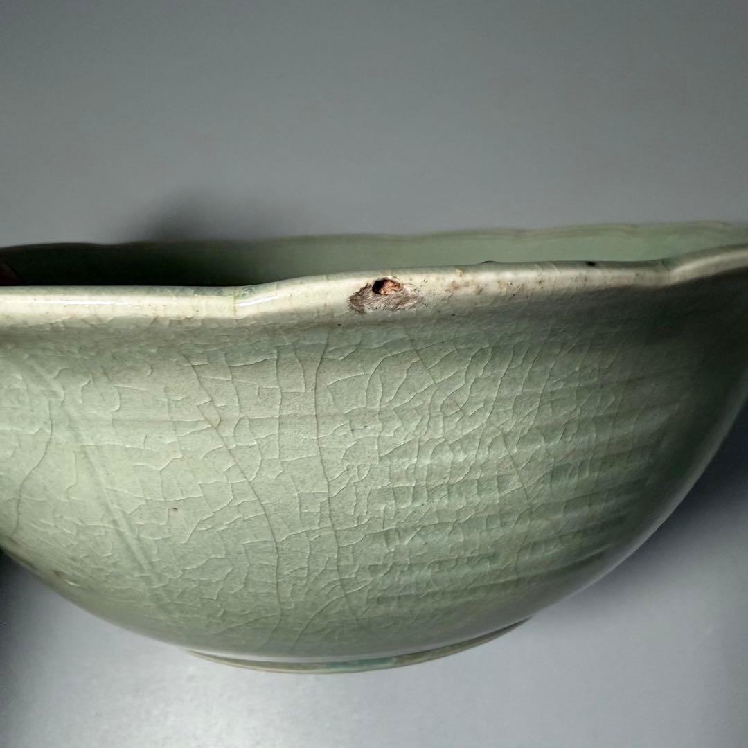 江戸中期　古波佐見　灰青色　青磁陽刻輪花形大鉢　直径31.2cm