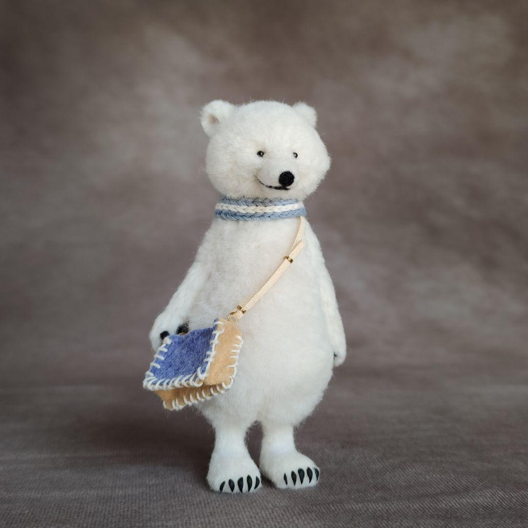 ショルダーバッグを下げたホッキョクグマさん