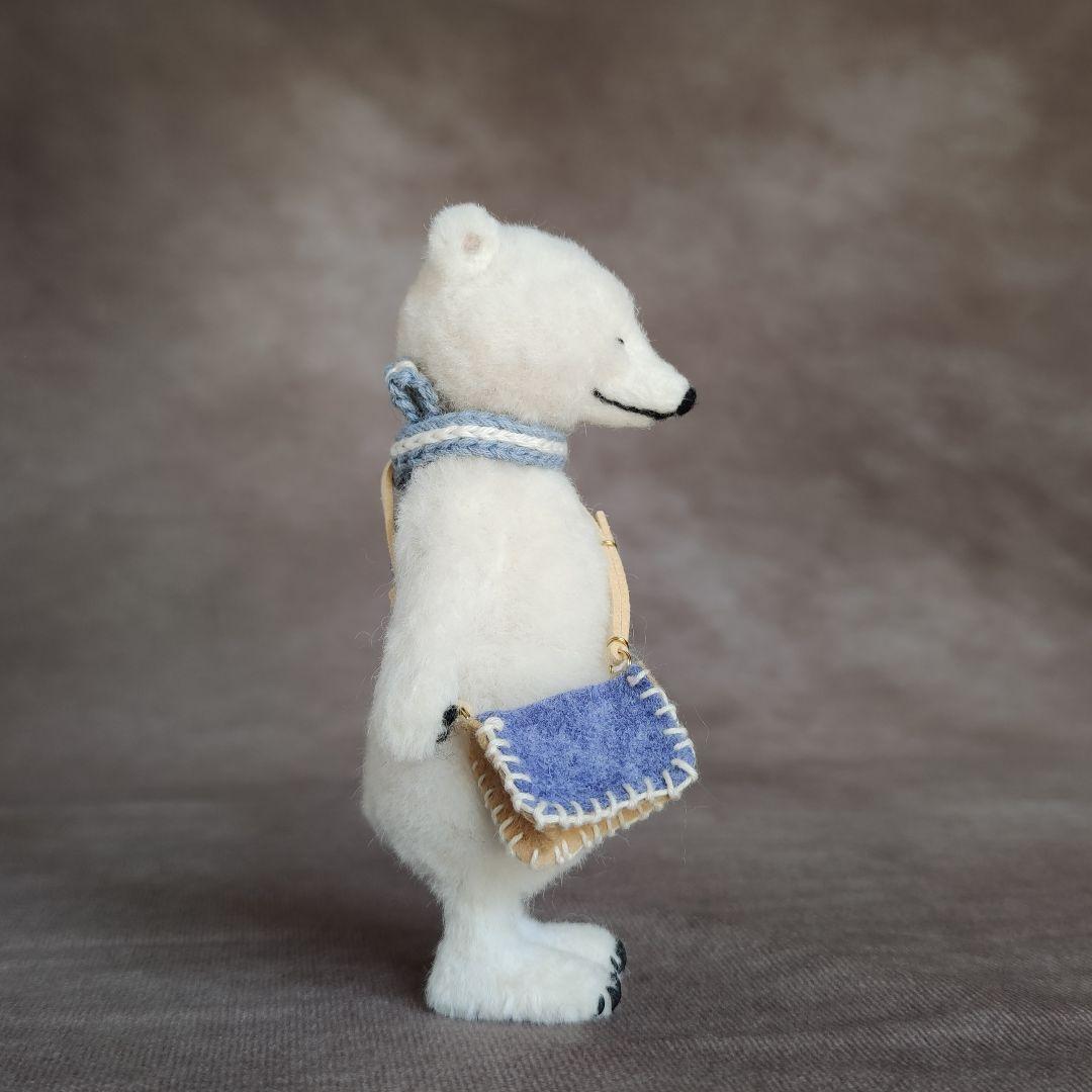 ショルダーバッグを下げたホッキョクグマさん