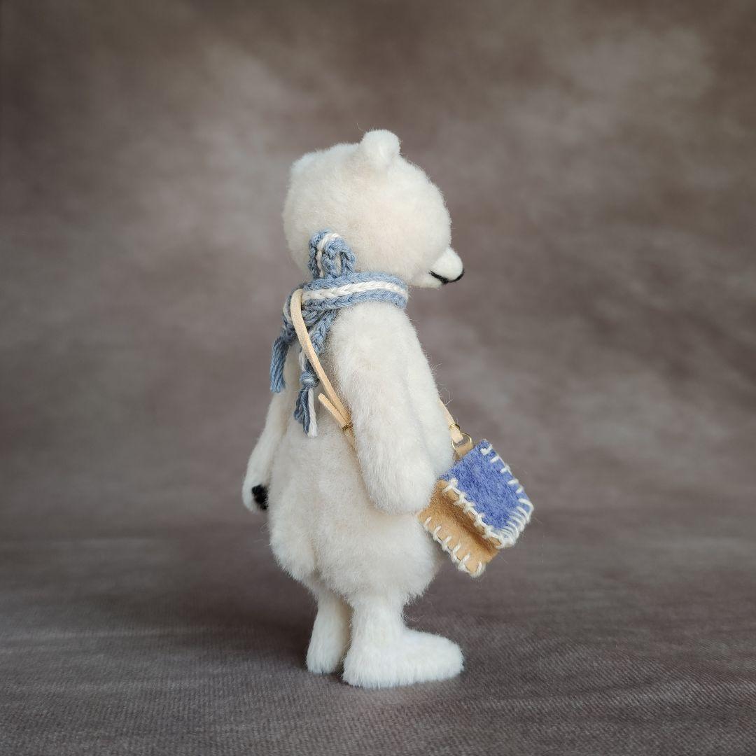 ショルダーバッグを下げたホッキョクグマさん