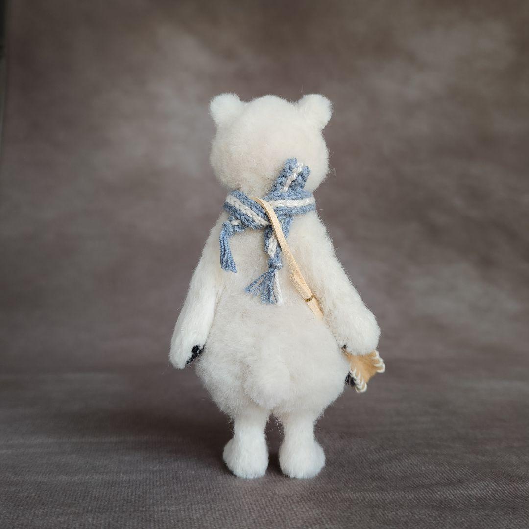 ショルダーバッグを下げたホッキョクグマさん