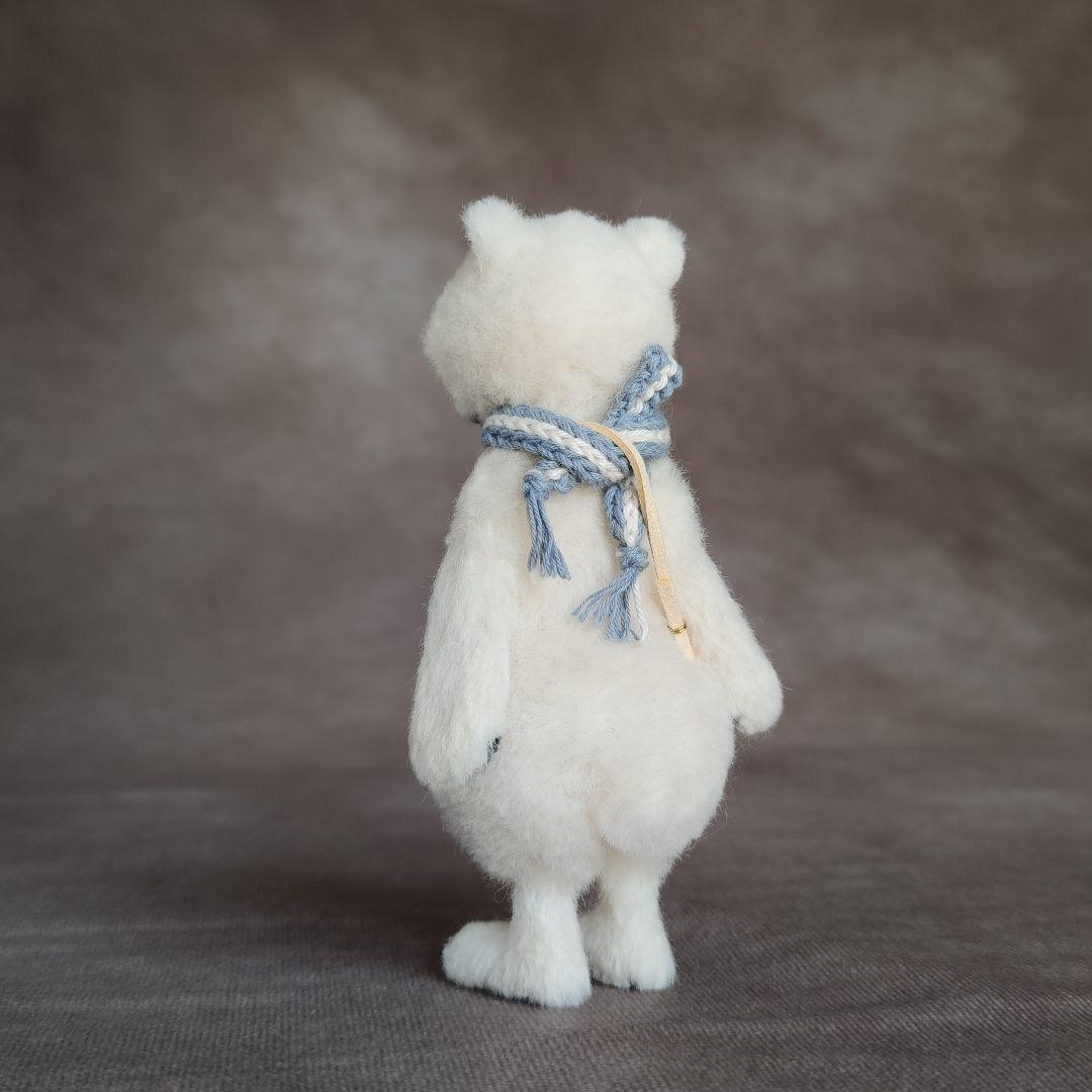 ショルダーバッグを下げたホッキョクグマさん