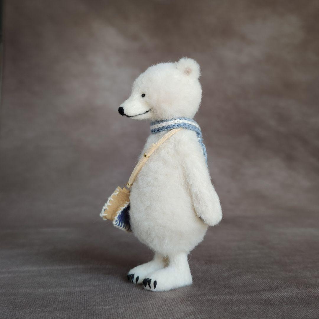 ショルダーバッグを下げたホッキョクグマさん