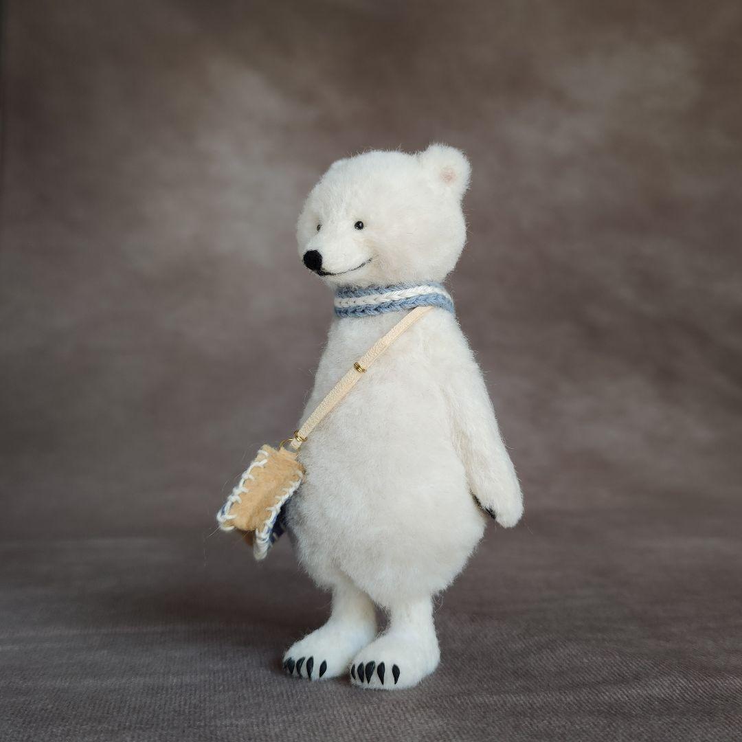 ショルダーバッグを下げたホッキョクグマさん