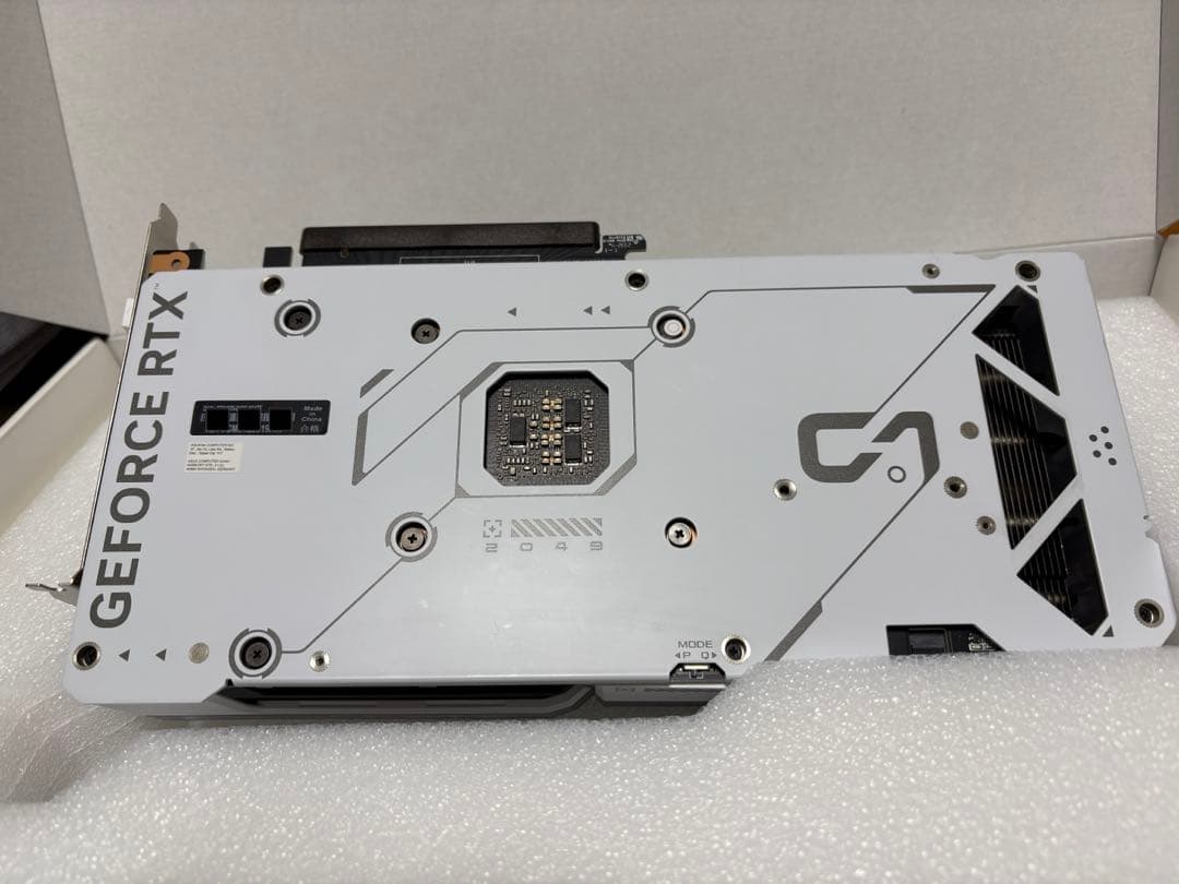 グラフィックボード・グラボ・ビデオカード ASUS Dual RTX 4070 White OC Edition 12GB