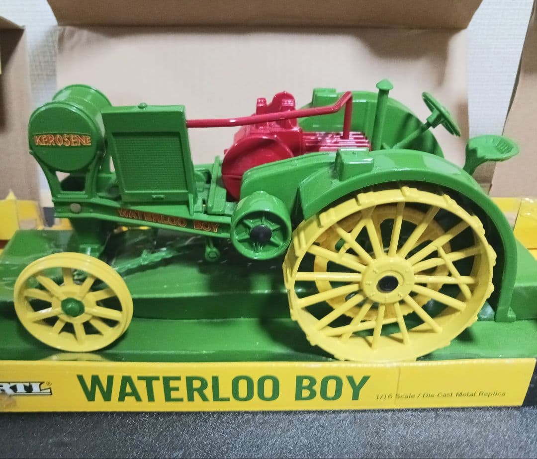 ミニカー ERTL JOHN DEREE WATERLOO BOY