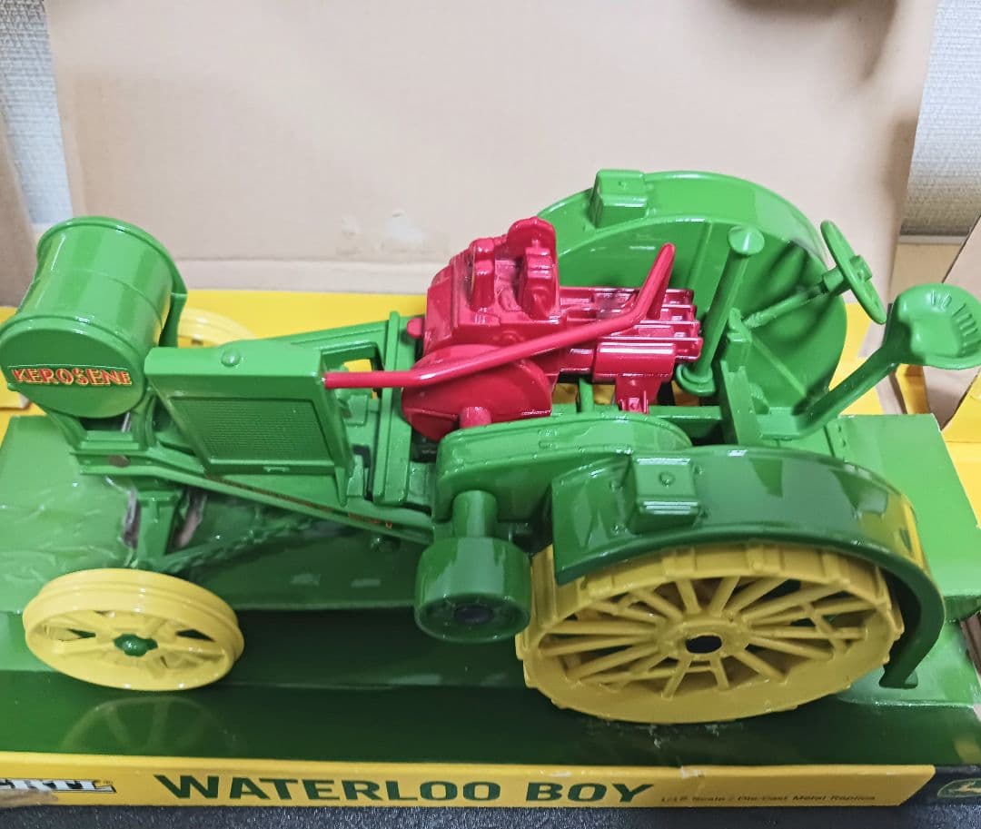 ミニカー ERTL JOHN DEREE WATERLOO BOY