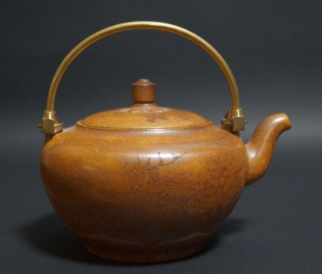 中国宜興紫砂 大型朱泥急須 紫砂細工彫り『鹿と瓢箪祥瑞文』銅製持ち手 紫砂壺在銘