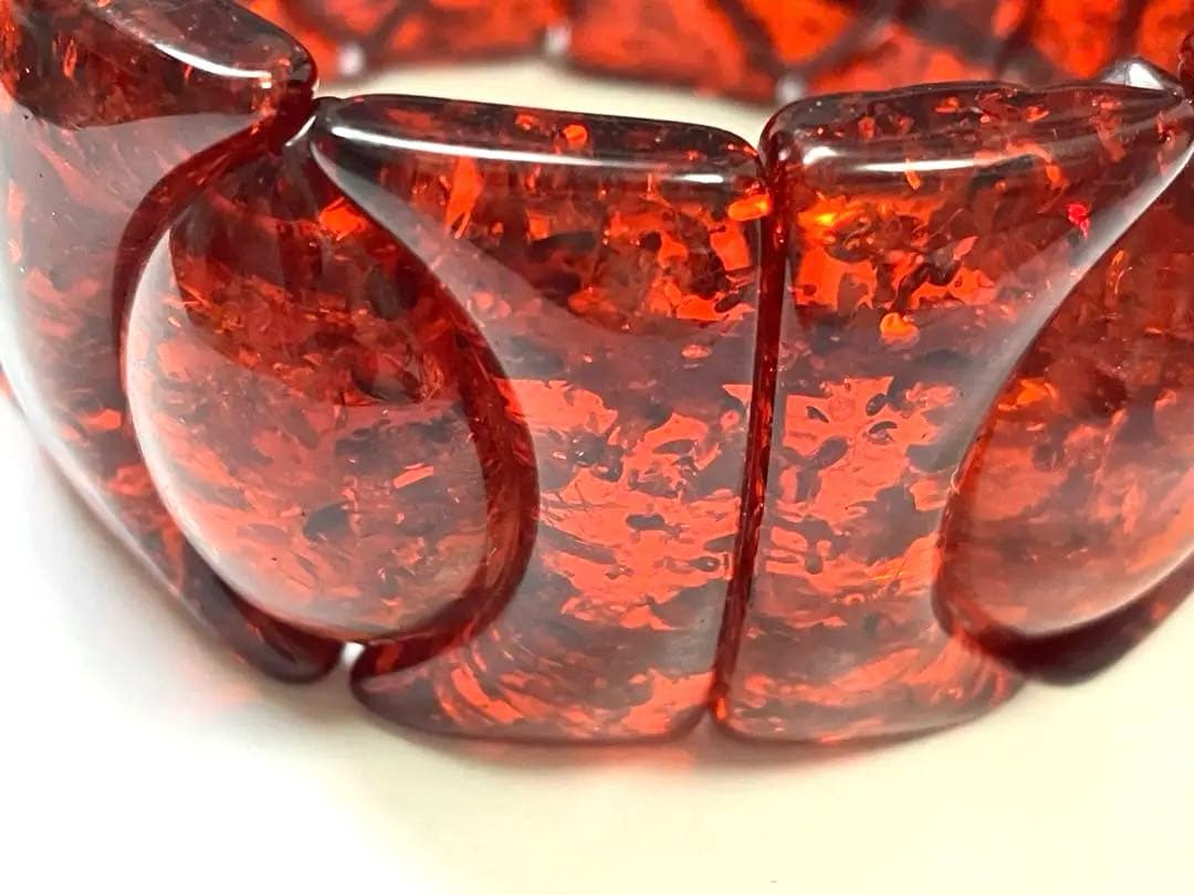 【残1】アンバー(天然樹脂琥珀)のブレスレット珍しいレッド　円周22cm 新品