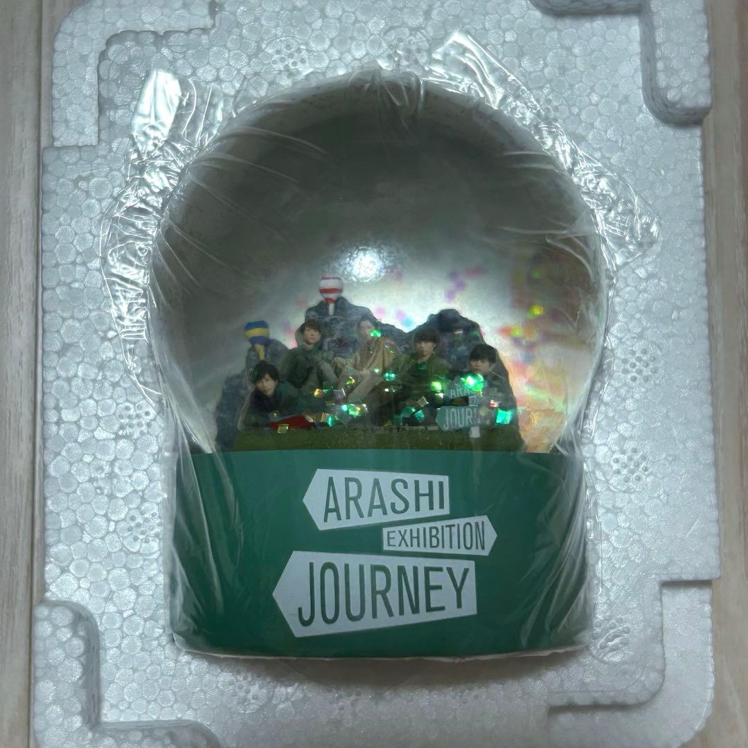 嵐を旅する展覧会 バス 座る嵐 スノードーム