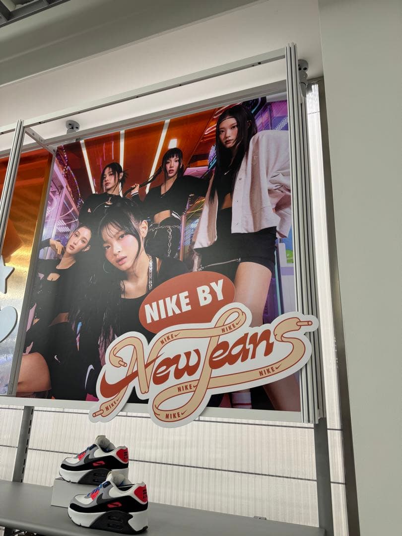 NewJeans x NIKE シンガポール限定Tシャツ