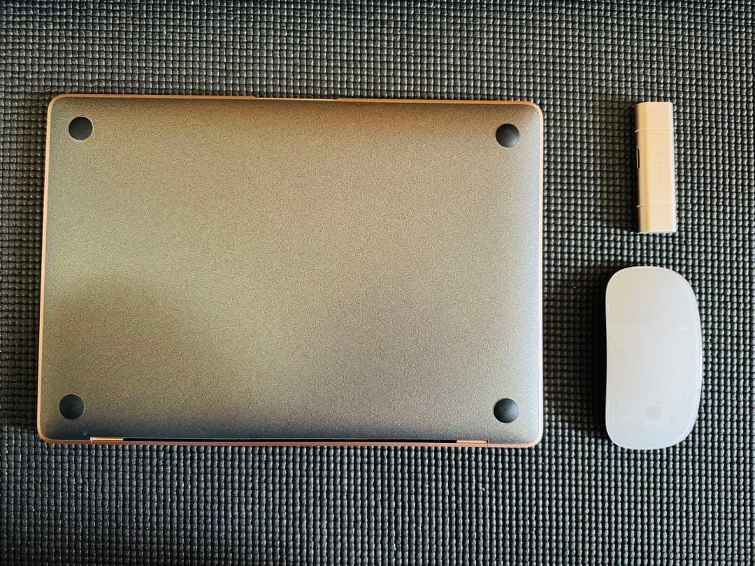 MacBook本体 MacBook Air + Magic Mouse