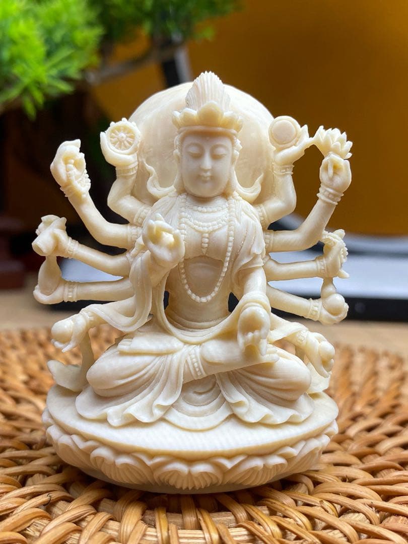 天然マンモス牙美しい手作り彫刻　千手観音　小さいな置物