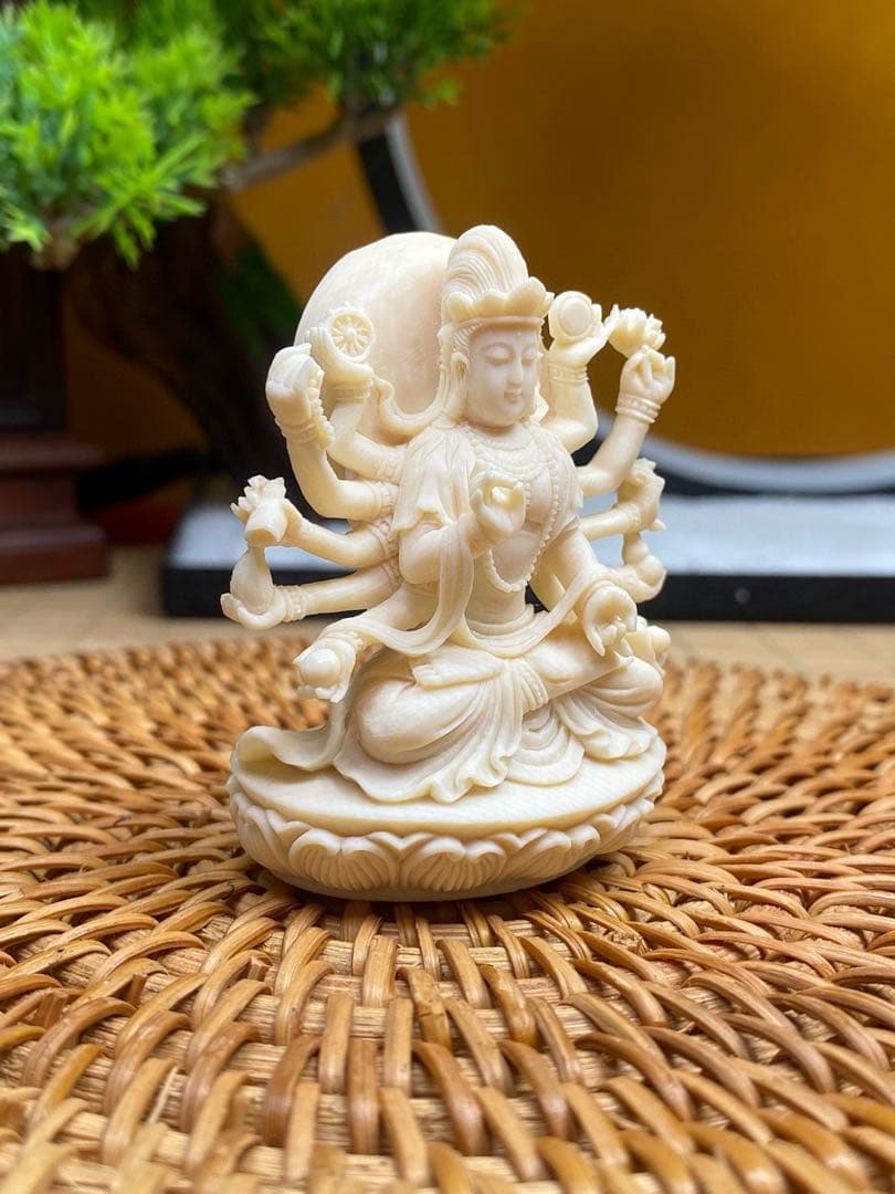 天然マンモス牙美しい手作り彫刻　千手観音　小さいな置物