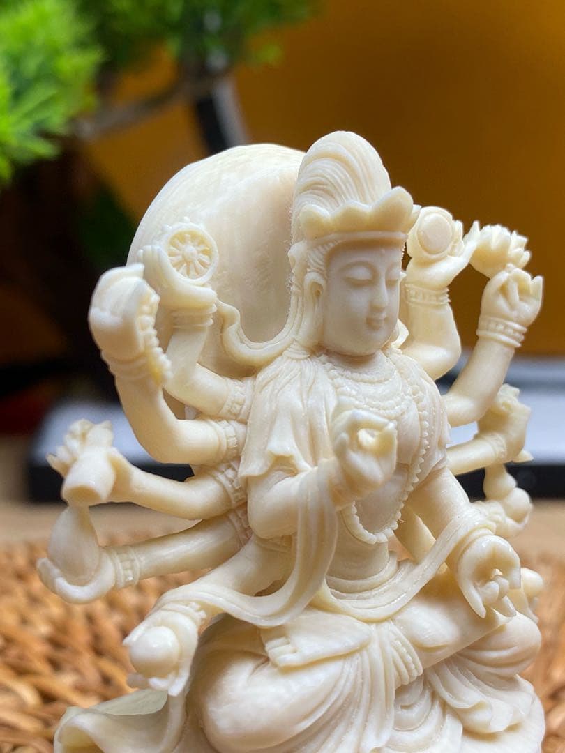 天然マンモス牙美しい手作り彫刻　千手観音　小さいな置物