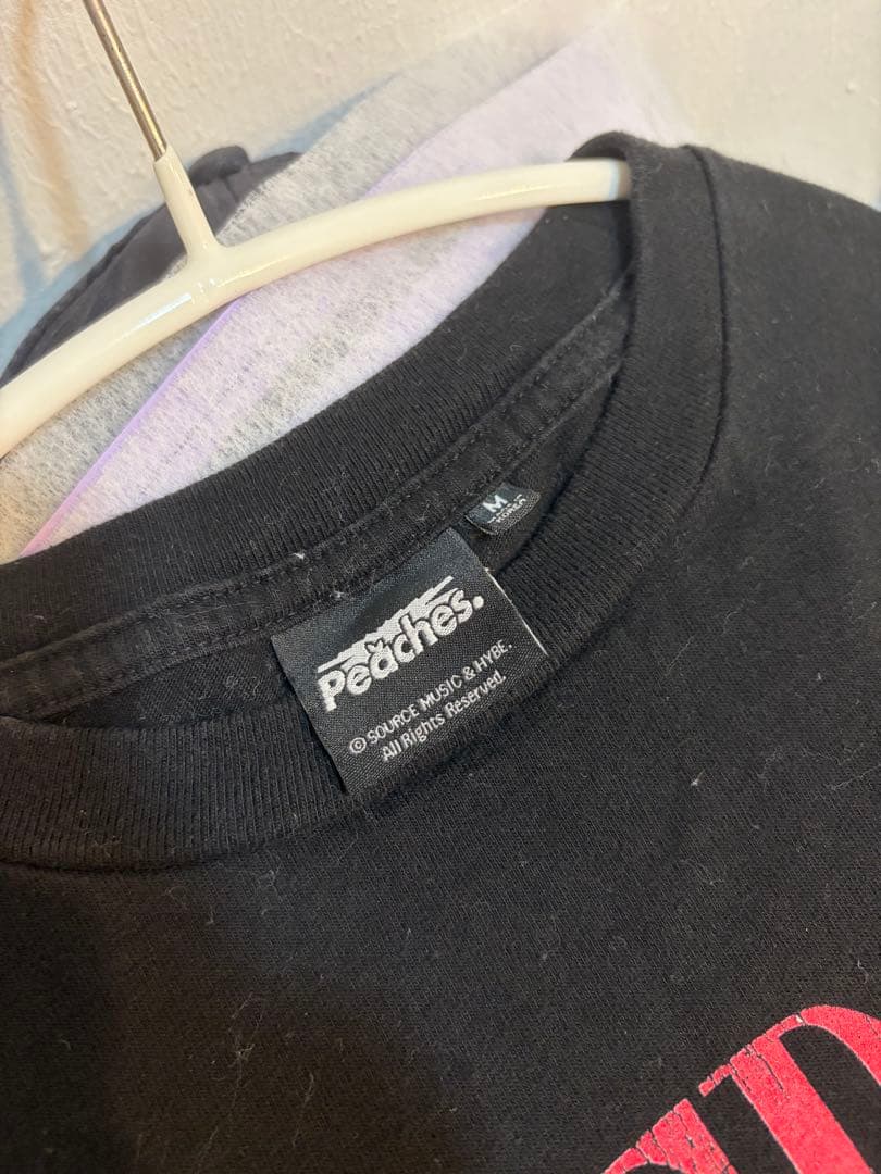 LESSERAFIM PeachesコラボTシャツ