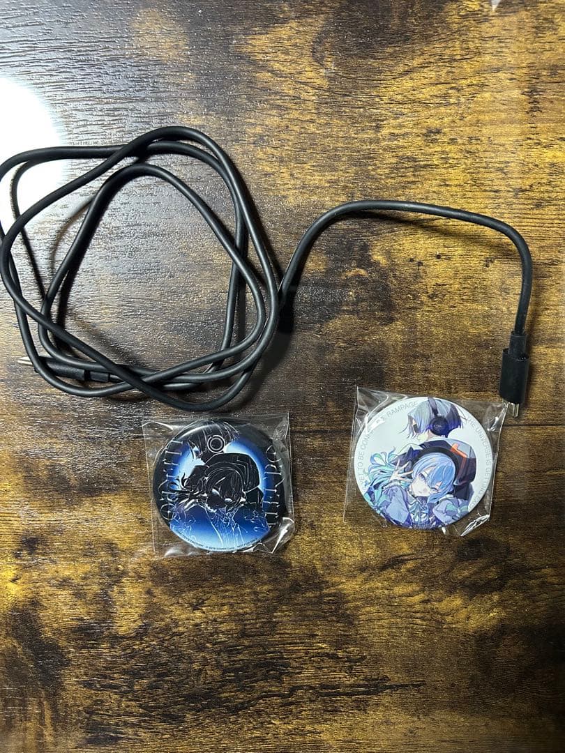 ミドグラヘッドホンと缶バッジ