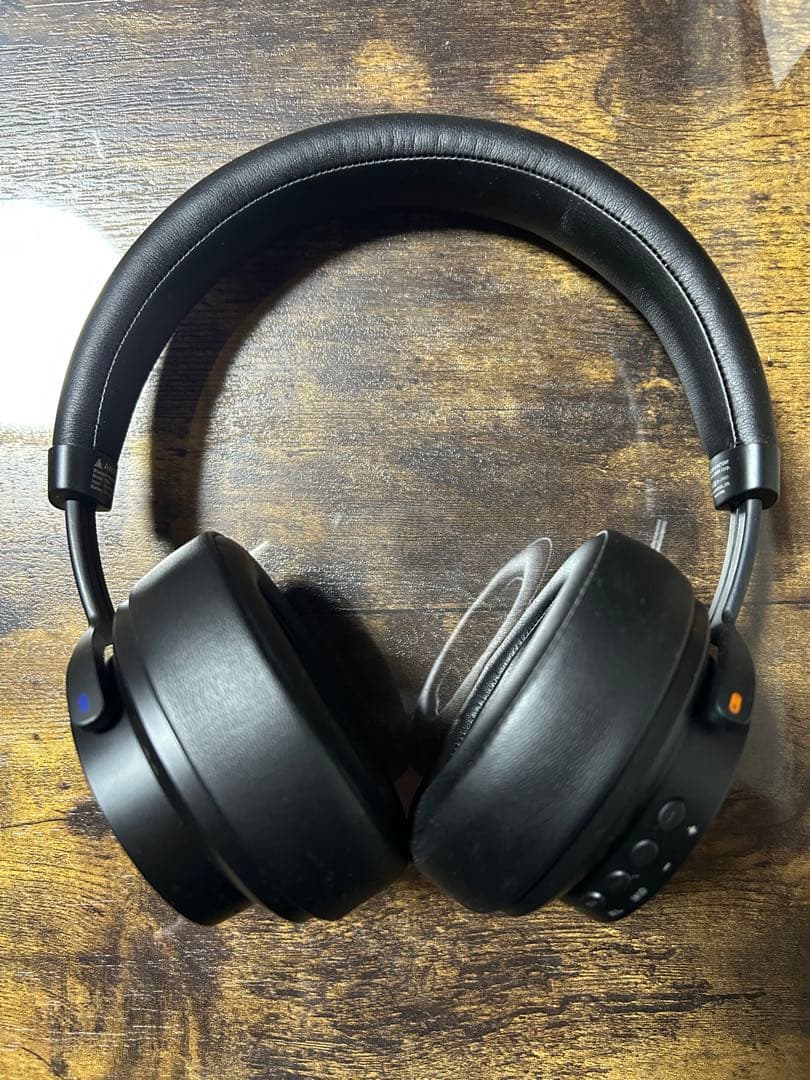 ミドグラヘッドホンと缶バッジ