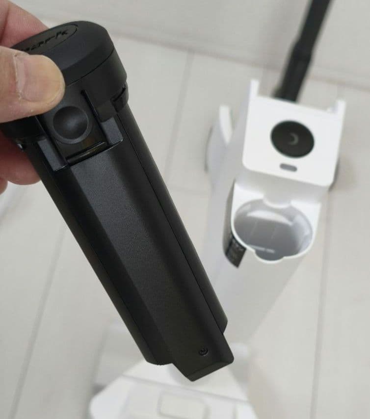 Shark コードレススティッククリーナー LC701J