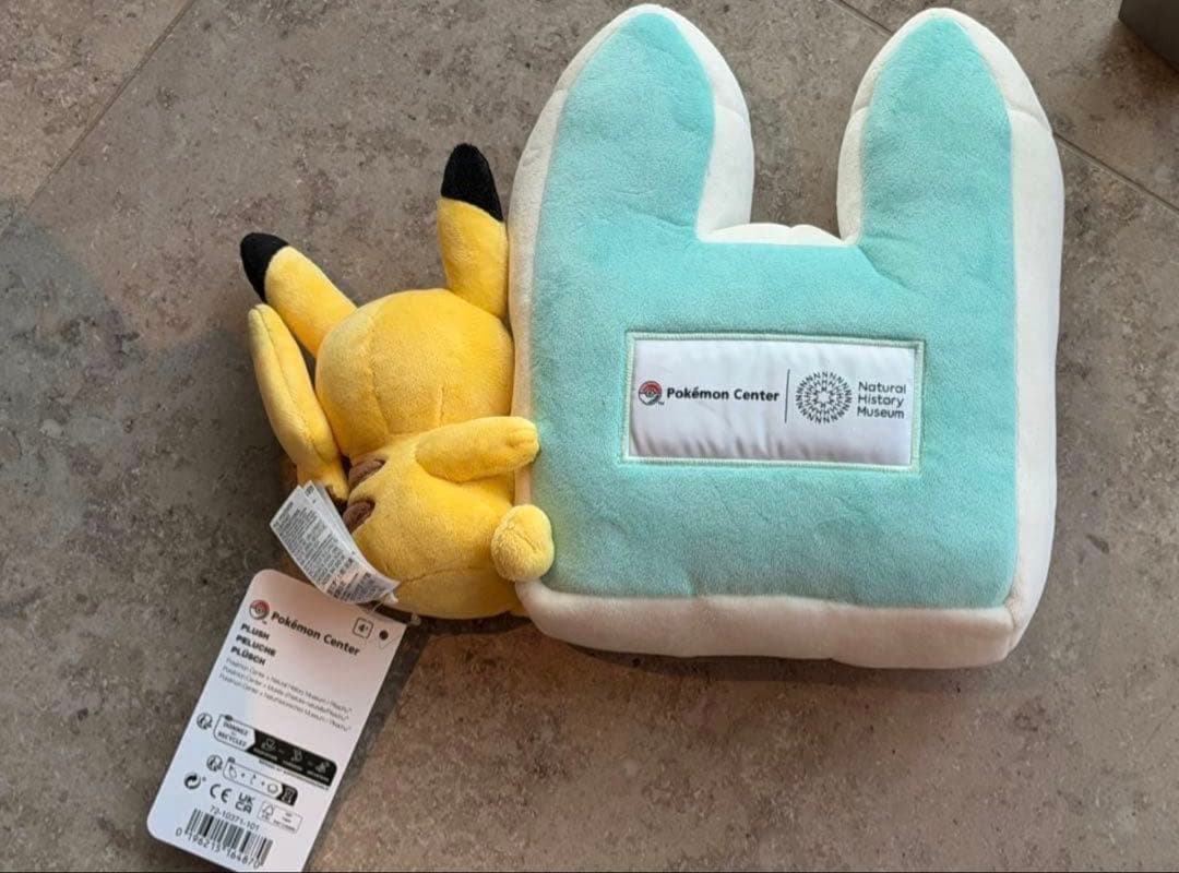 Pikachu at the Museum ロンドン 自然史博物館 ぬいぐるみ