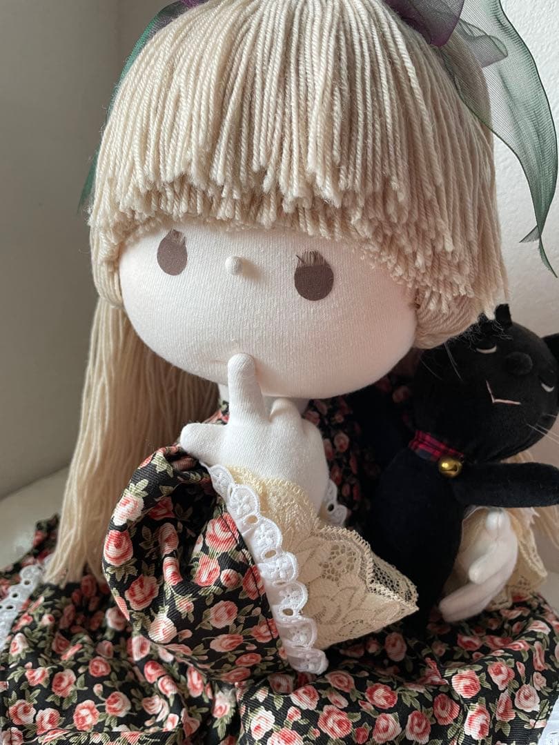 米山京子風　黒猫を抱いた女の子のお人形　大きめのお人形　ハンドメイド　花柄ドレス