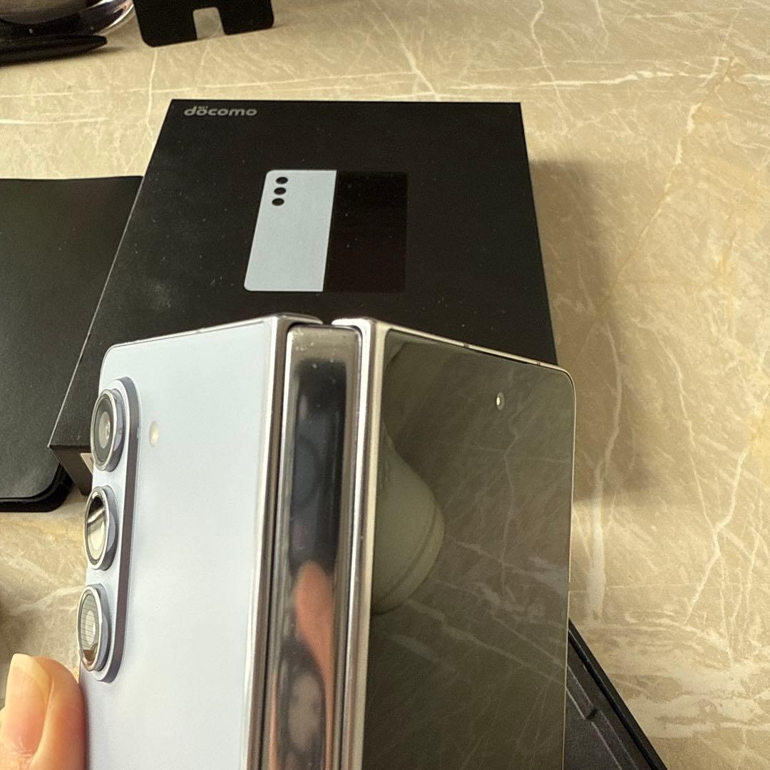 Galaxy Z Fold5 docomo ホワイト ケース付き