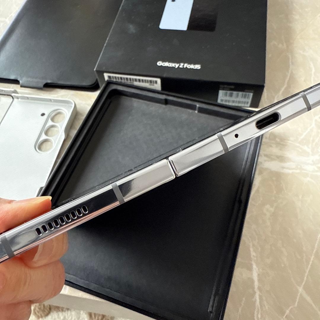 Galaxy Z Fold5 docomo ホワイト ケース付き