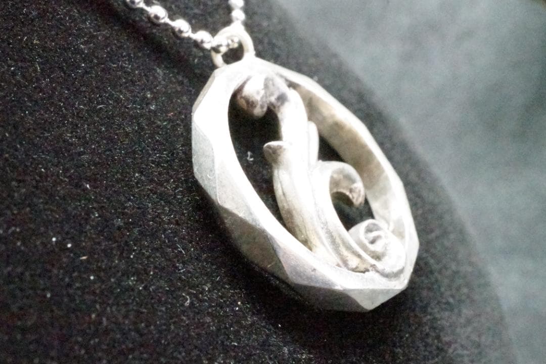 【シルバーアクセサリー】Sv925 すりだし唐草ペンダント
