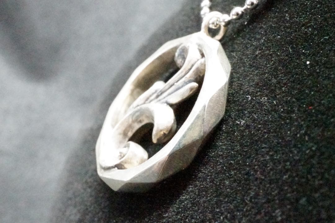 【シルバーアクセサリー】Sv925 すりだし唐草ペンダント