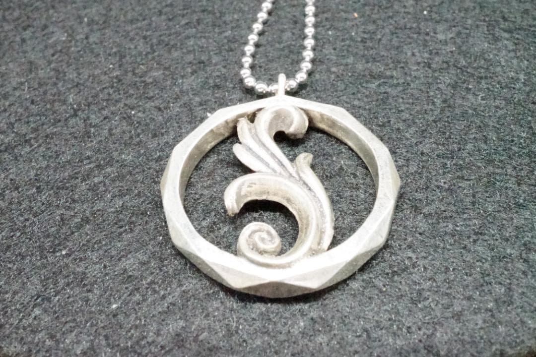 【シルバーアクセサリー】Sv925 すりだし唐草ペンダント