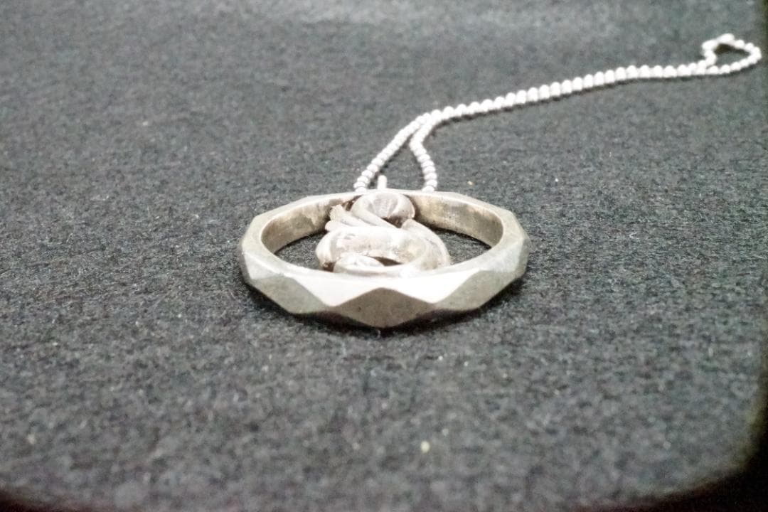 【シルバーアクセサリー】Sv925 すりだし唐草ペンダント