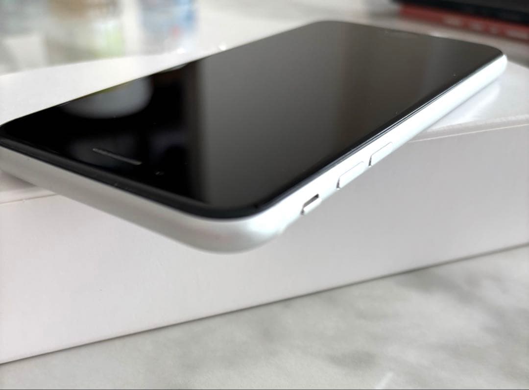 【美品】付属品未使用 iPhoneSE2 第2世代　ホワイト SIMフリー