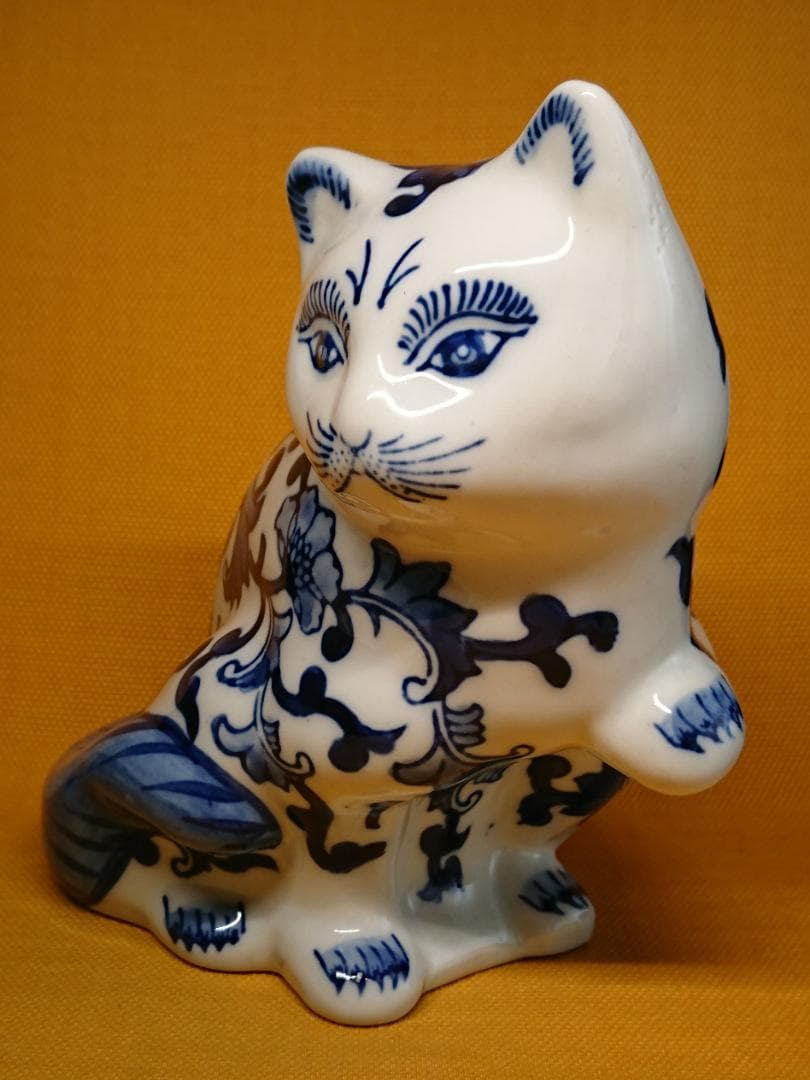 【美品】猫　招き猫　染付　花紋　置物　インテリア　工芸品　美術品　A3051