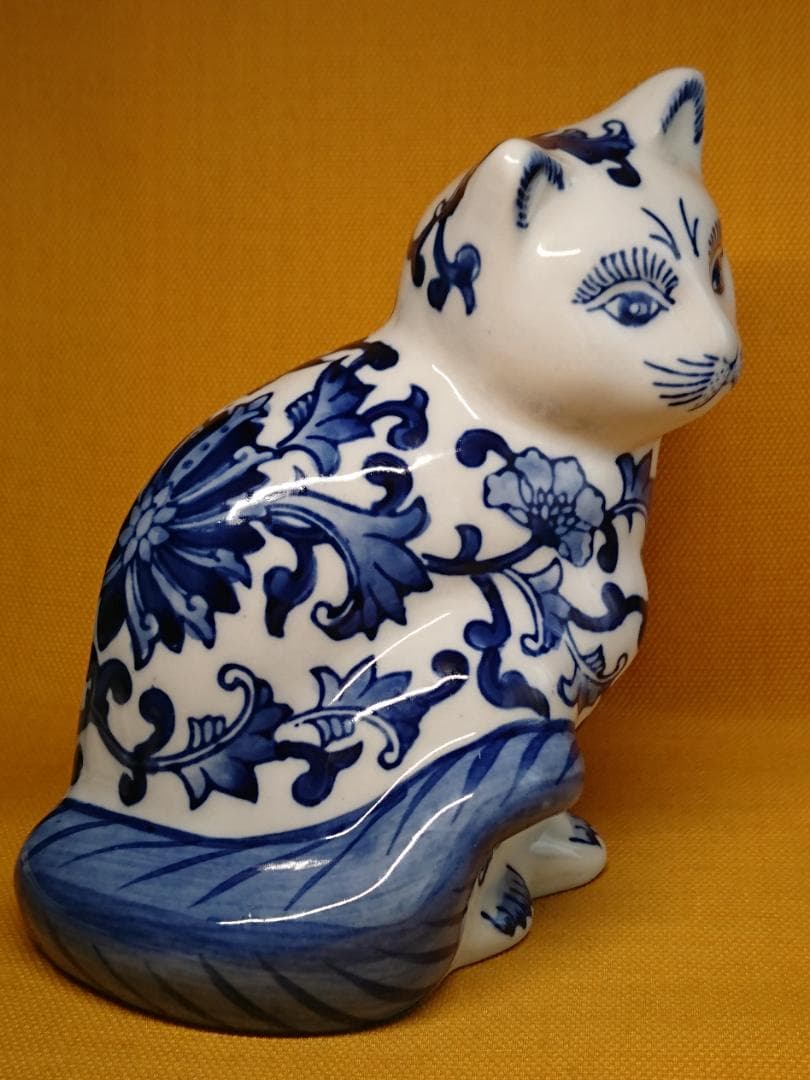 【美品】猫　招き猫　染付　花紋　置物　インテリア　工芸品　美術品　A3051