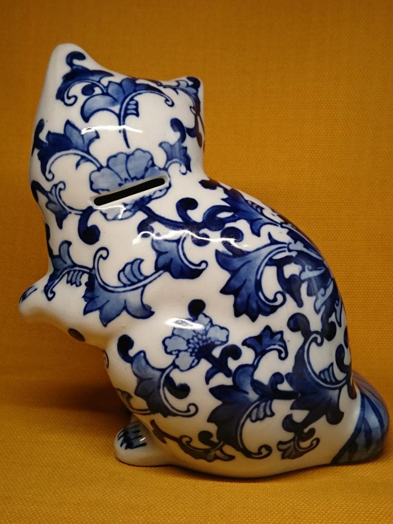 【美品】猫　招き猫　染付　花紋　置物　インテリア　工芸品　美術品　A3051