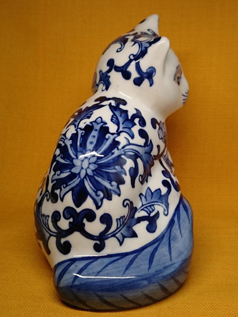 【美品】猫　招き猫　染付　花紋　置物　インテリア　工芸品　美術品　A3051