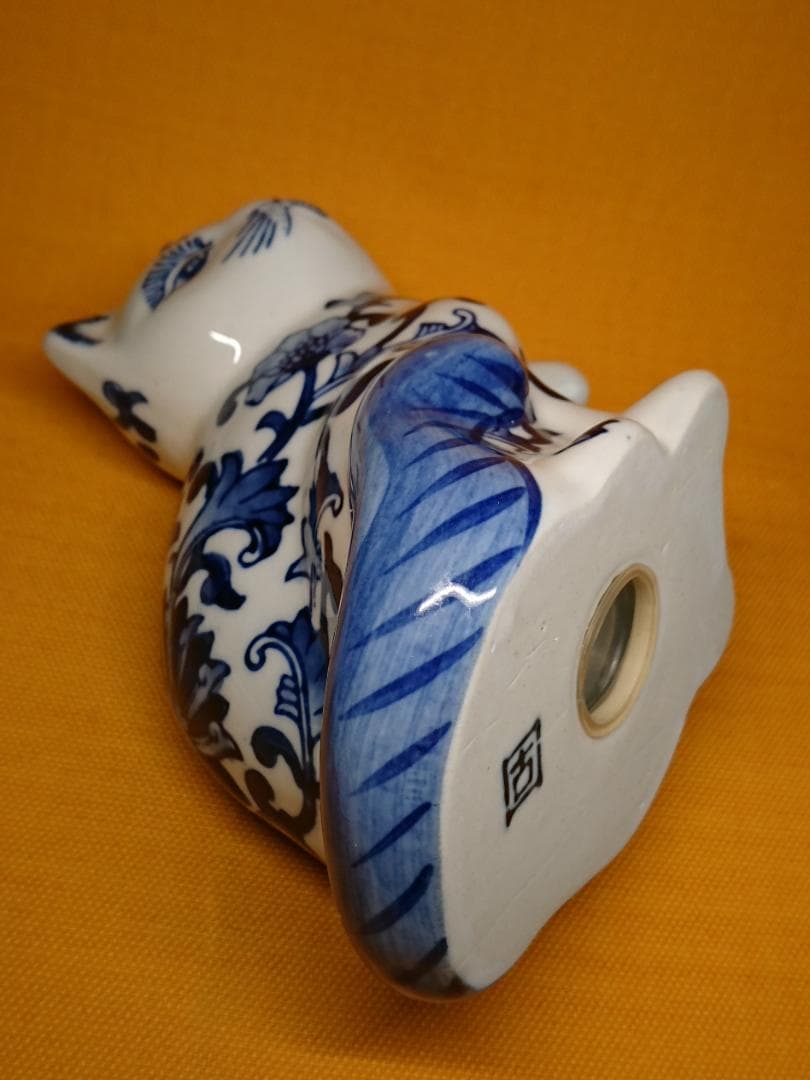 【美品】猫　招き猫　染付　花紋　置物　インテリア　工芸品　美術品　A3051