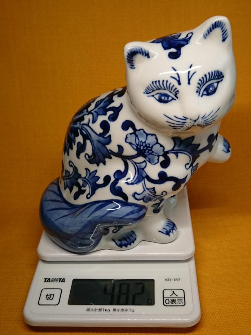 【美品】猫　招き猫　染付　花紋　置物　インテリア　工芸品　美術品　A3051