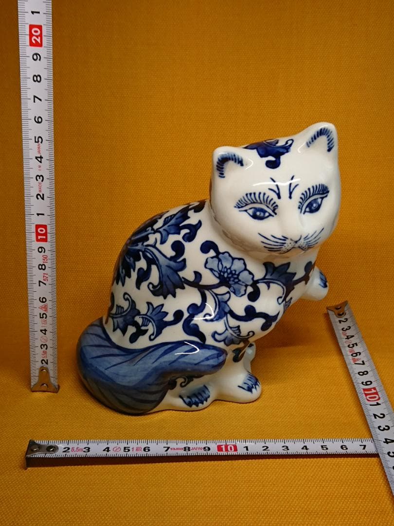 【美品】猫　招き猫　染付　花紋　置物　インテリア　工芸品　美術品　A3051