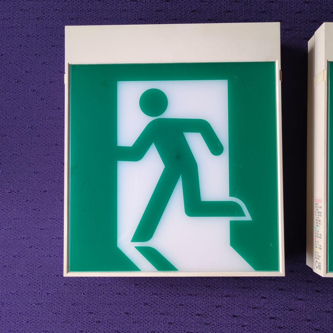 東芝避難誘導灯　FBK-10601N-LS17　C　級　2台