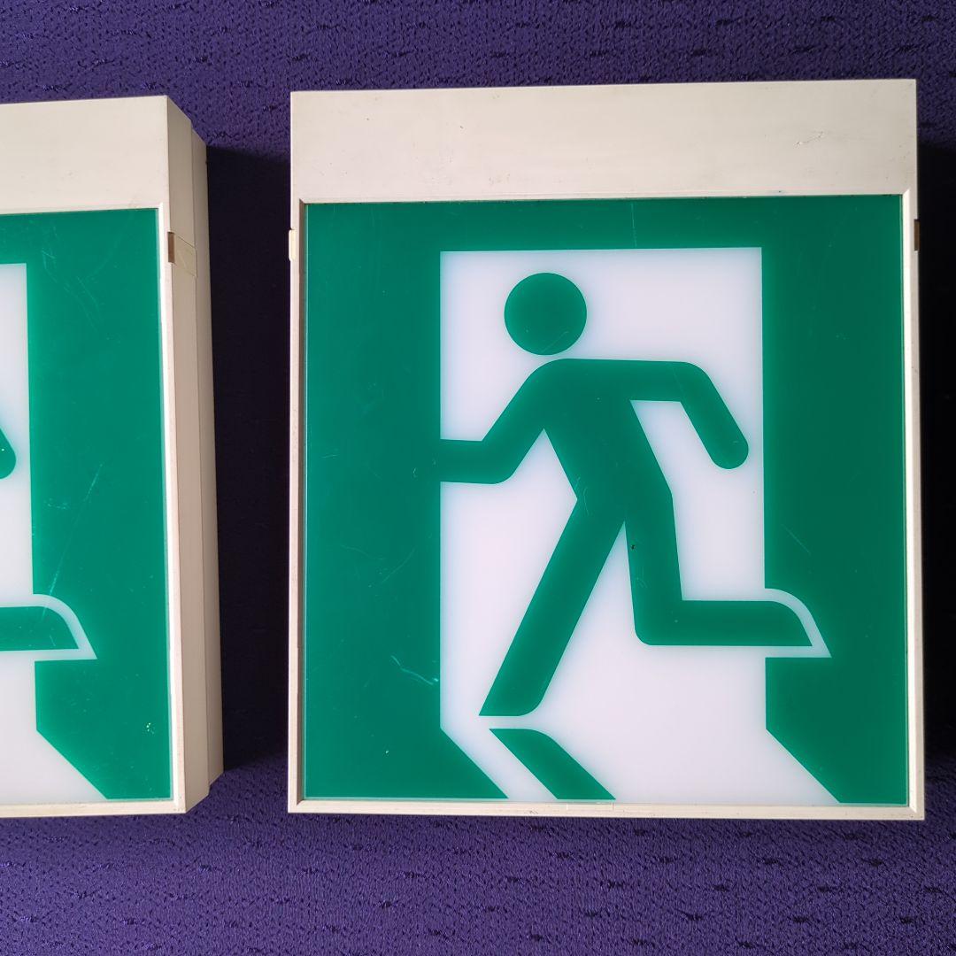 東芝避難誘導灯　FBK-10601N-LS17　C　級　2台