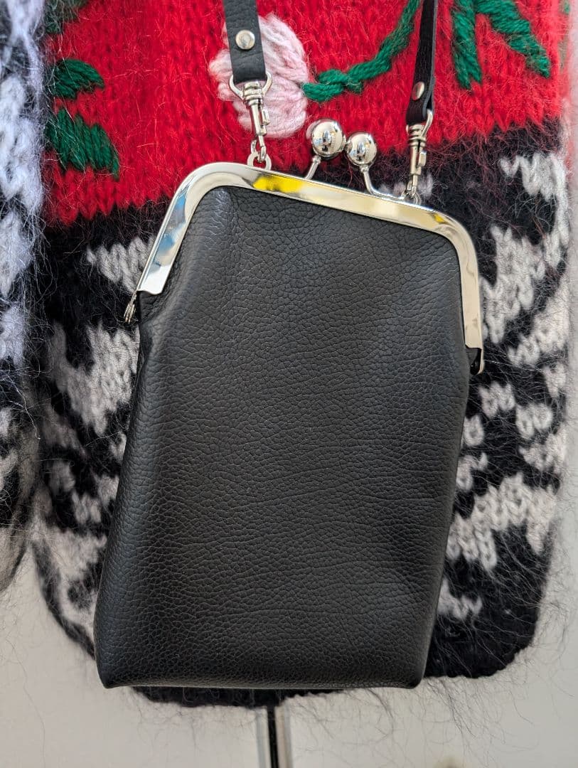 スマホショルダー　黒レザー　がま口　新品未使用