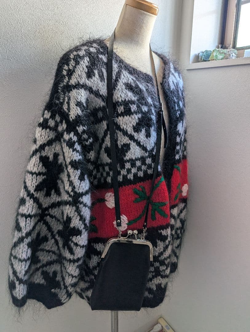 スマホショルダー　黒レザー　がま口　新品未使用