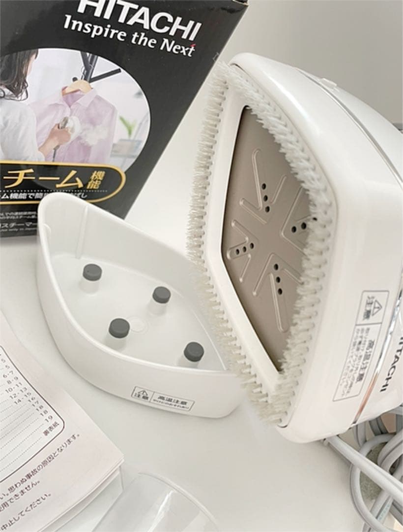 日立　衣類スチーマー　スチームアイロン　持ちやすいハンドル　ブラシ付き