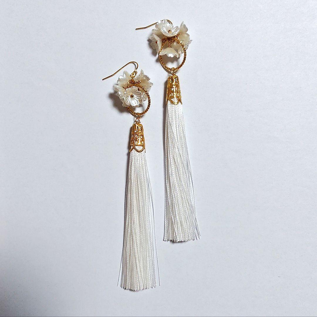 【1289】白い小花とタッセルのピアス